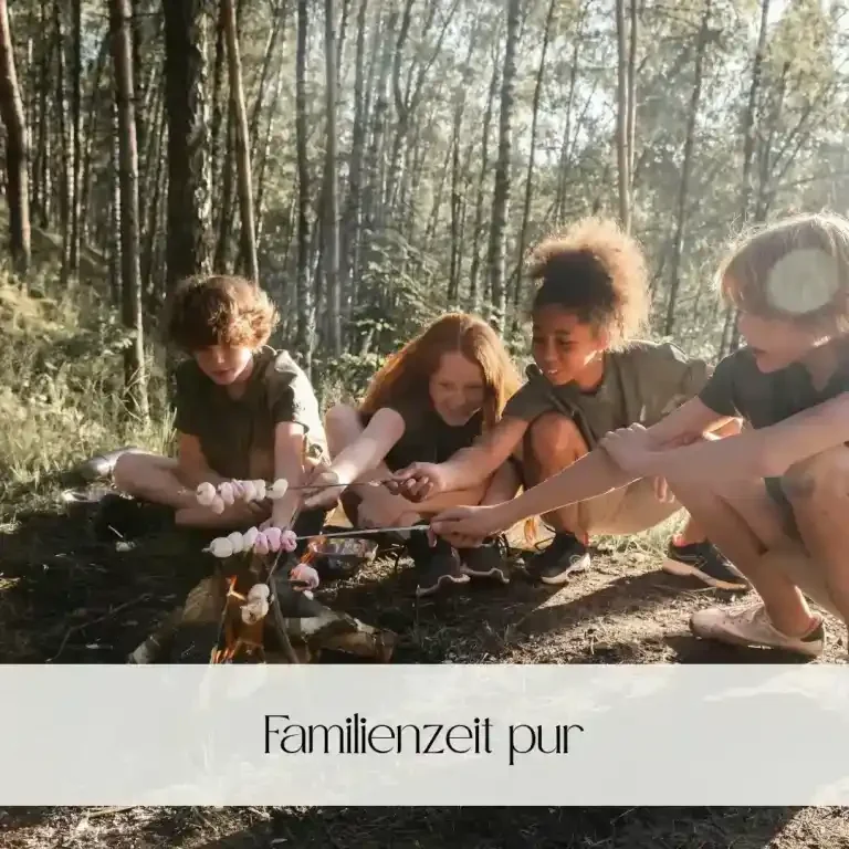 Vier Kinder am Lagerfeuer, genießen Zeit im Wald.