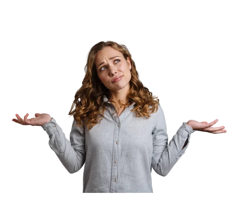 Frau mit lockigem Haar, die unsicher die Schultern hebt und fragend aussieht.