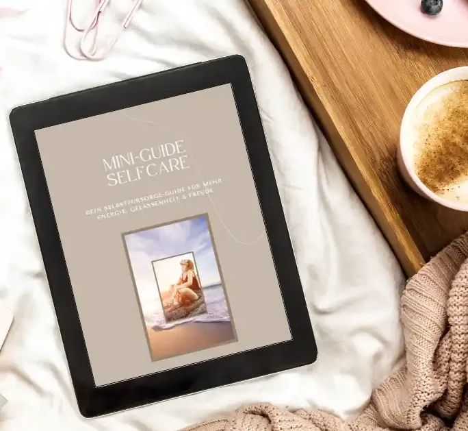 mini selfcare guide für mütter Tablet mit Hautpflegetipps auf einer weißen Decke, daneben eine Tasse und ein Snack.
