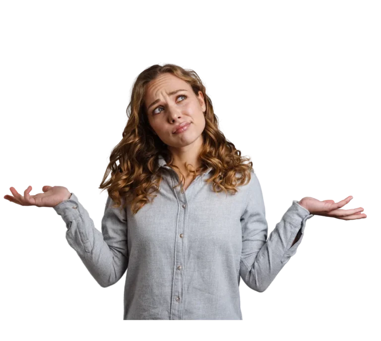 Frau mit lockigem Haar, die unsicher die Schultern hebt und fragend aussieht.
