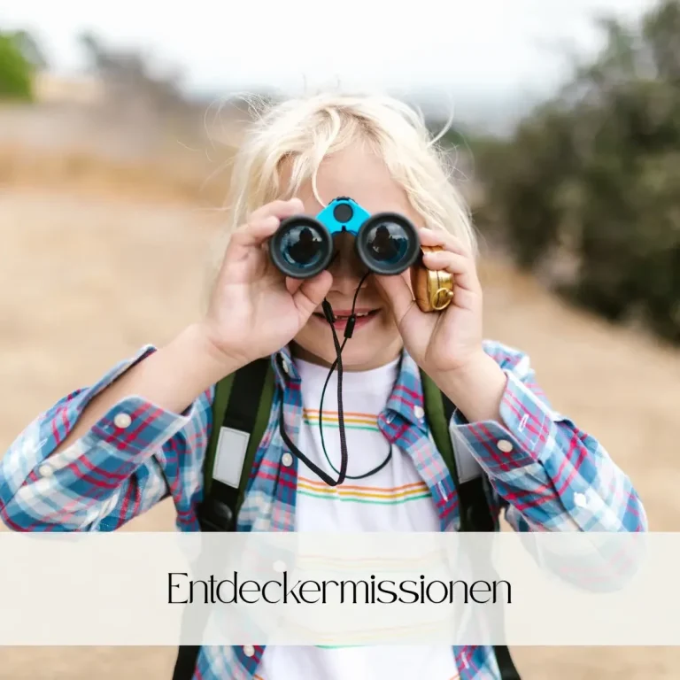 Ein Kind mit einem Rucksack hält ein Fernglas und lächelt auf einem Feld.