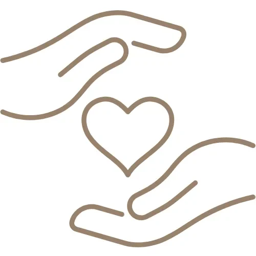 Zwei Hände, die ein Herz sanft halten, symbolisieren Fürsorge und Schutz.