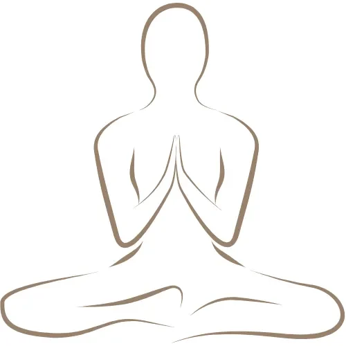 Sitzende, meditierende Person mit gefalteten Händen in einer entspannten Haltung.