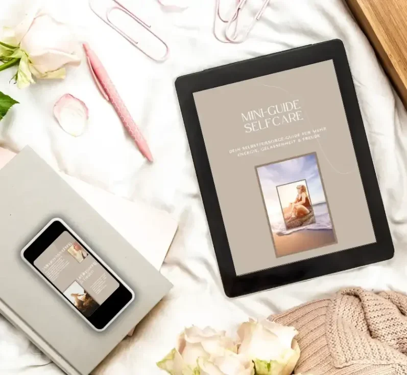 Tablet mit Hautpflegetipps auf einer weißen Decke, daneben eine Tasse und ein Snack.