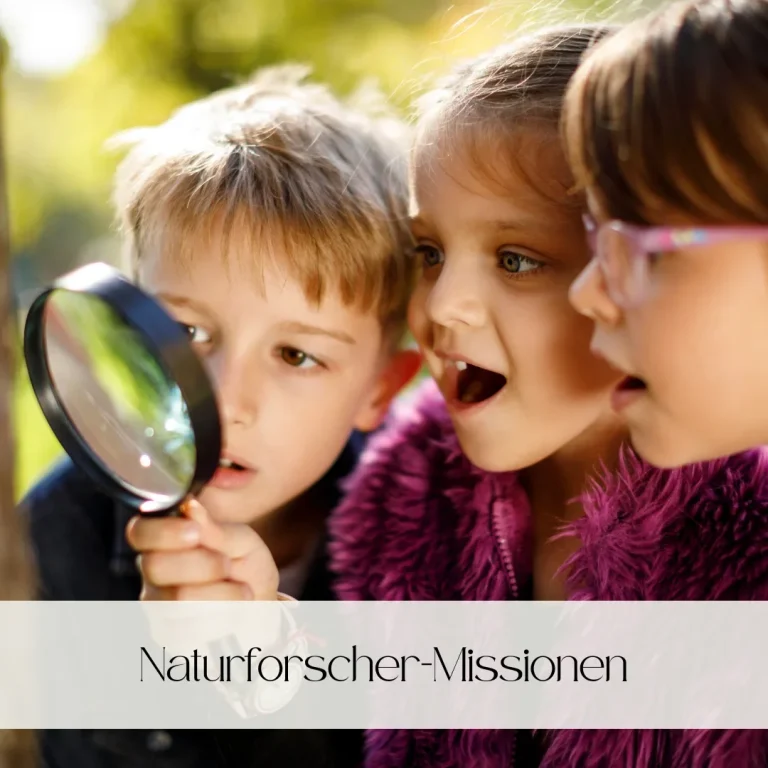 Drei Kinder betrachten neugierig etwas durch eine Lupe, im Freien.
