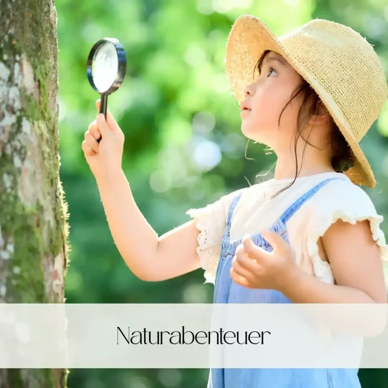 Mädchen mit Lupe untersucht einen Baum im Freien. Sonnenhut und Naturumgebung.